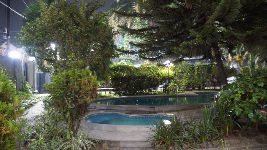 La piscine le soir