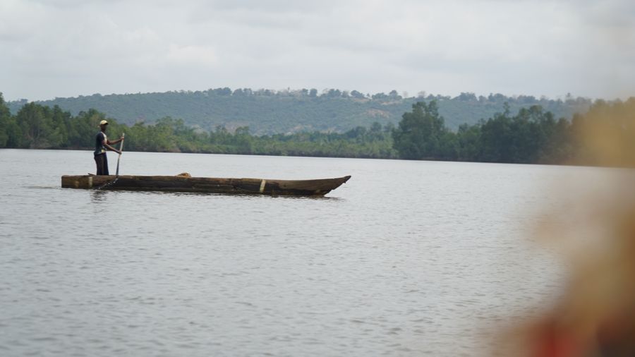 Un pêcheur en pirogue