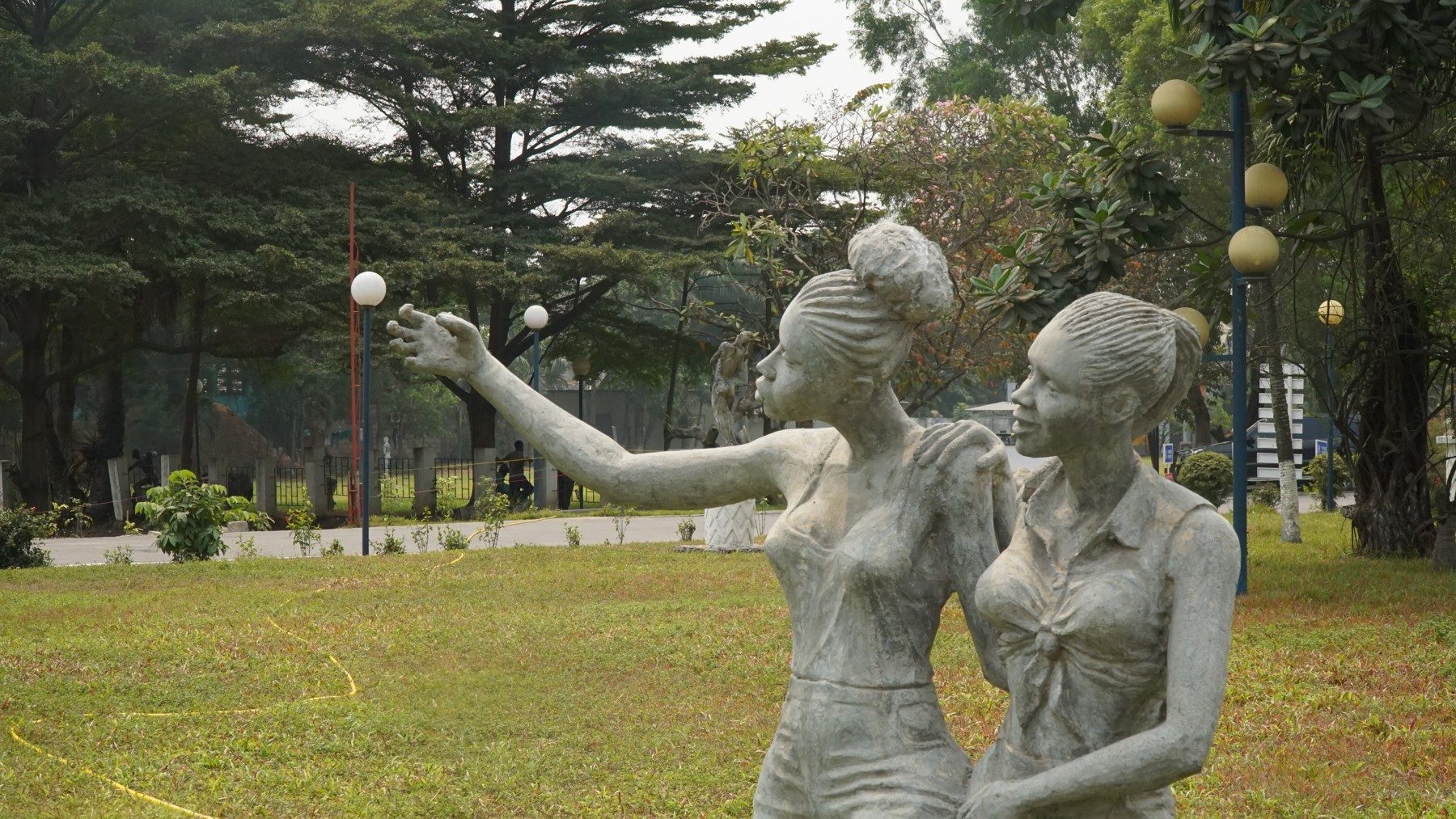 Sculpture de deux femmes dans le jardin de l’Académie des Beaux-Arts de Kinshasa