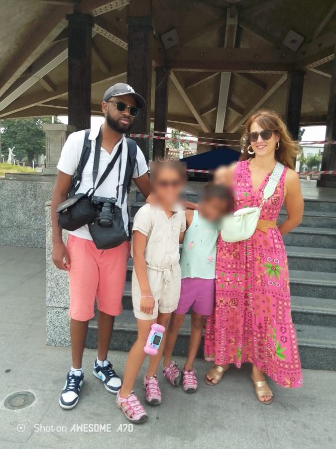 En famille devant le mausolée de Laurent-Désiré Kabila, Kinshasa
